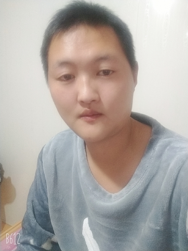 烟圈里透着伤的第一张照片--江门相亲服务中心