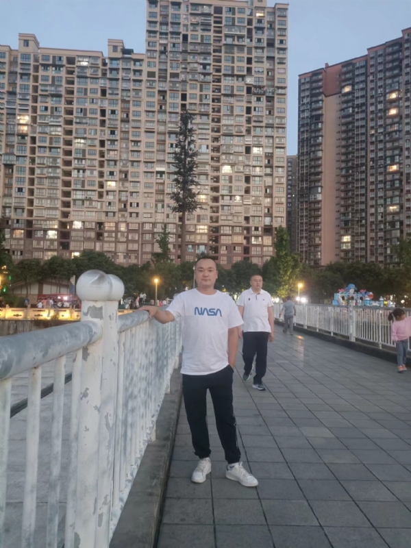 寂寞的男人的第一张照片--江门相亲服务中心